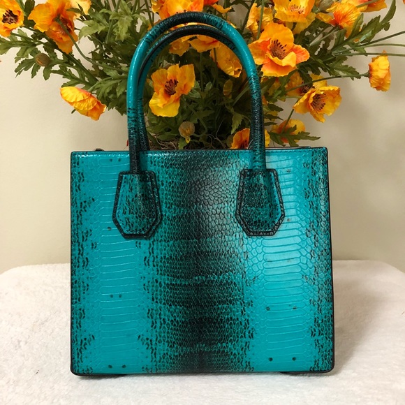 MICHAEL KORS Mercer Embossed Med Messenger - Picture 2 of 7